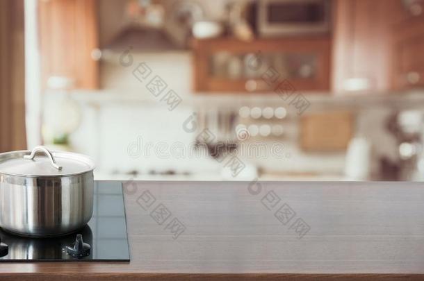 变模糊和抽象的厨房背景.木制的桌面和爸