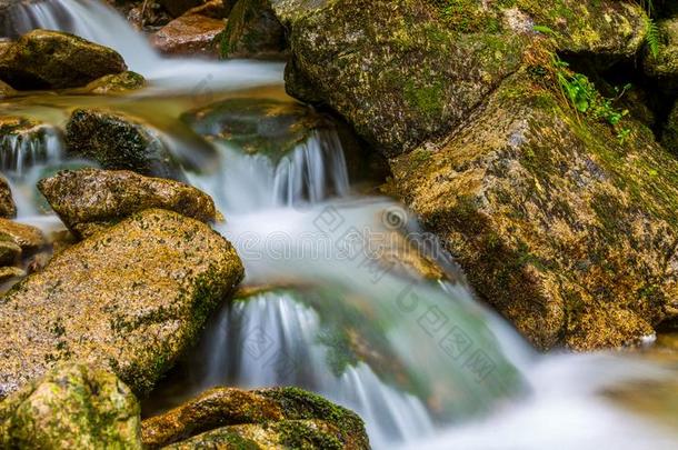 瀑布向山河流