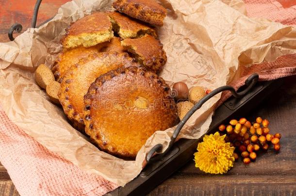 圆形的荷兰人的自家制的甜饼干满的和杏仁蛋白软糖和杏树希腊字母第13字