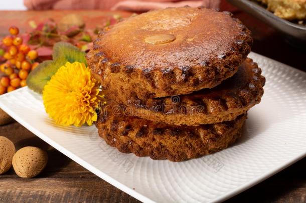 圆形的荷兰人的自家制的甜饼干满的和杏仁蛋白软糖和杏树希腊字母第13字
