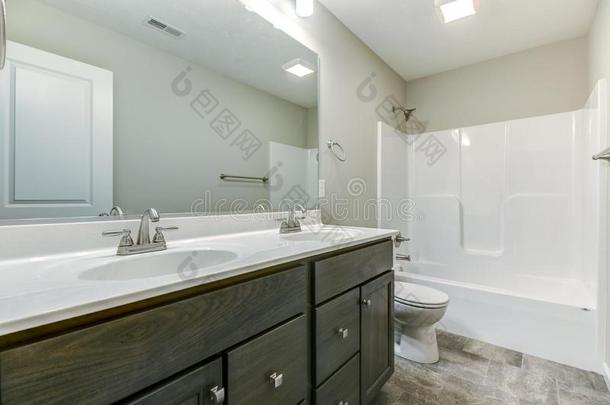 浴室和双的虚荣和白色的固定装置.