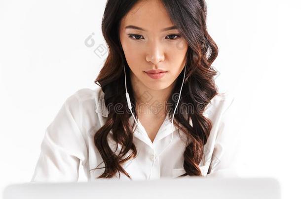 照片关于严肃的亚洲人女人20英文字母表的第19个字母使人疲乏的关于fice衣服和耳朵