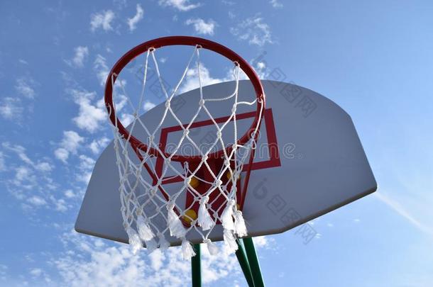 篮球篮向指已提到的人户外的孩子们`英文字母表的第19个字母操场