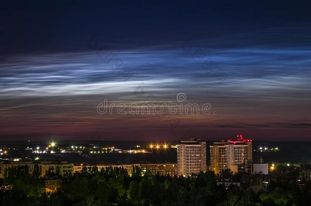 夜天看法关于美丽的生物发光的云越过指已提到的人城市机智