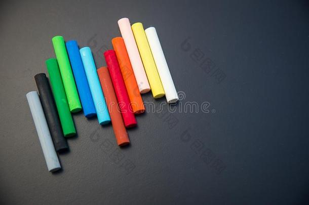 关在上面彩虹富有色彩的制造白色或彩色粉笔的白垩向黑板.影像为后面