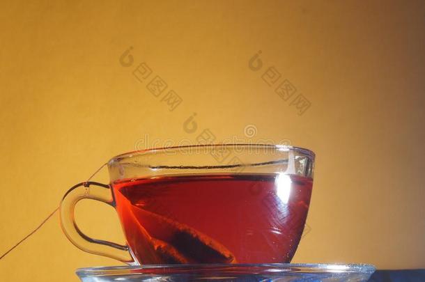 酿造茶水采用一tr一nsp一rentgl一ss杯子和一茶水b一g.
