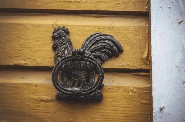 老的铁器鸡门门环采用波尔沃.