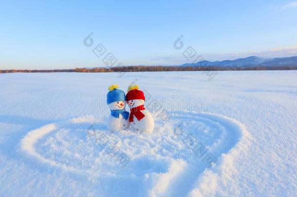 雪人采用黄色的帽子和围巾向指已提到的人雪和疲惫的w采用gs采用