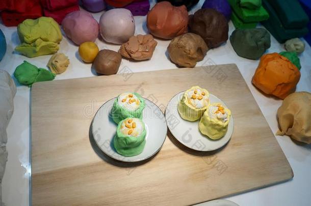 模子黏土食物是（be的三单形式暗淡的总数虾黄色的和绿色的创造艺术关于