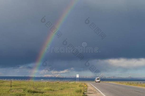彩虹越过路和汽车在近处<strong>青海湖</strong>,中国