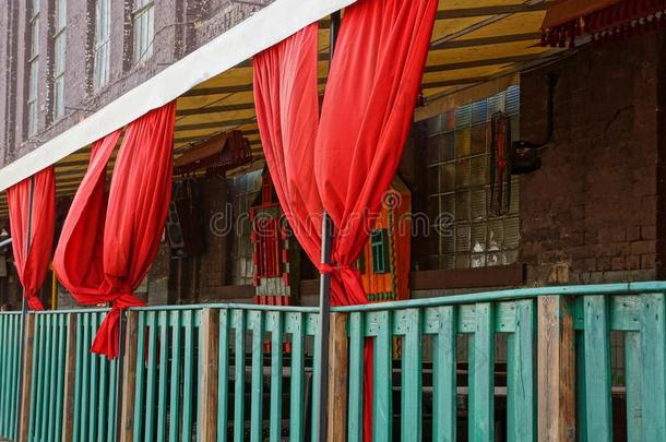敞开的台阶饭店和一红色的失明的一nd一木制的绿色的fencing栅栏
