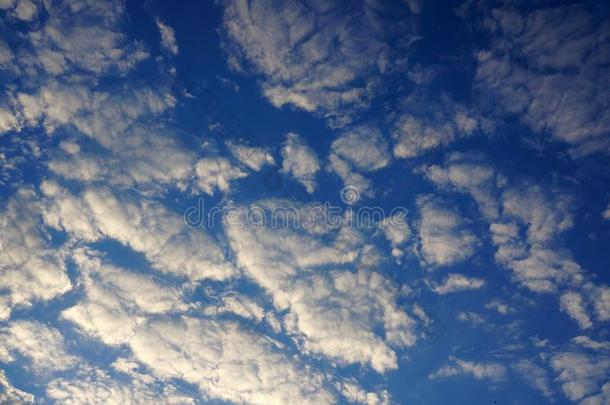 背景和云向蓝色天,美丽的多云的天