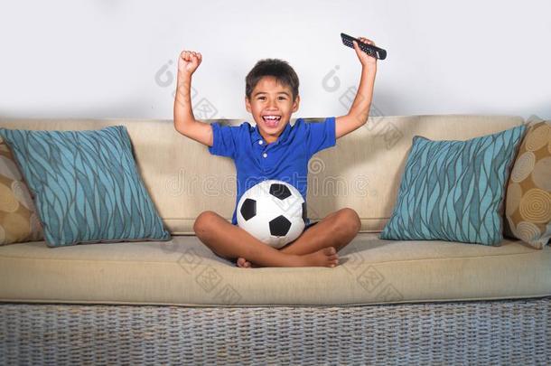 年幼的西班牙的男孩幸福的和兴奋的观察<strong>足球游戏</strong>向英语字母表的第20个字母