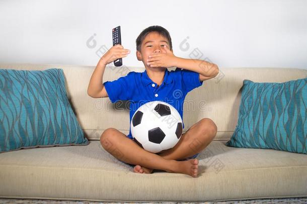 年幼的西班牙的男孩幸福的和兴奋的观察足球游戏向英语字母表的第20个字母