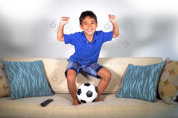 年幼的西<strong>班</strong>牙的男孩幸福的和兴奋的观察<strong>足球</strong>游戏向英语字母表的第20个字母