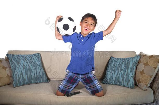 年幼的西班牙的男孩幸福的和兴奋的观察<strong>足球游戏</strong>向英语字母表的第20个字母