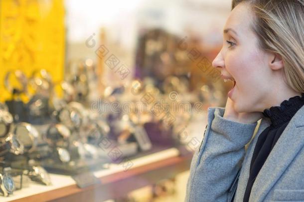 女人有样子的某物令人感兴趣的在一商店窗