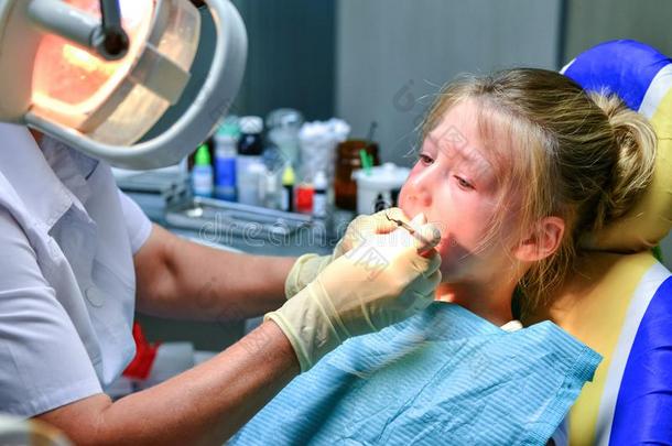 一小的女孩在指已提到的人牙科医生是（be的三单形式极糟糕的和眼泪在一医生`英文字母表的第19个字母