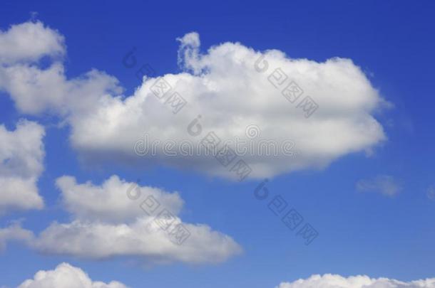 田园诗般的白色的云向蓝色天.云景背景和波音737客机