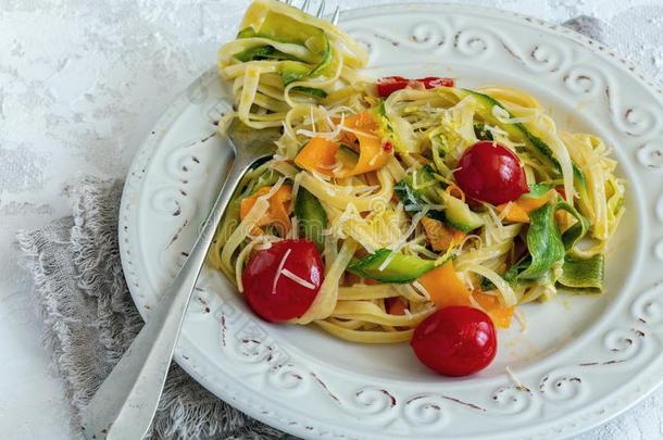 意大利人面团和蔬菜,帕尔马干酪和柠檬兴趣.