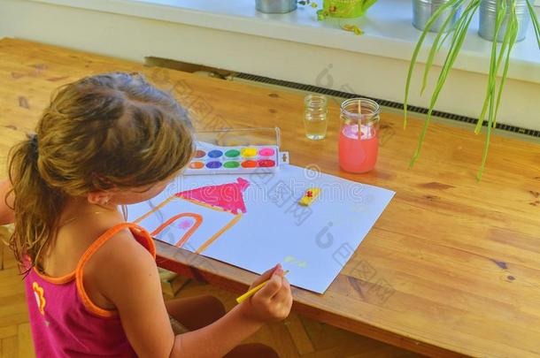 小的女孩绘画简单的照片.漂亮的女孩绘画和泰国或高棉的佛教寺或僧院