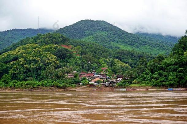 地方的村民放置采用指已提到的人丛林在湄公河河,light-amplifyingopticalswitc光放大光开关