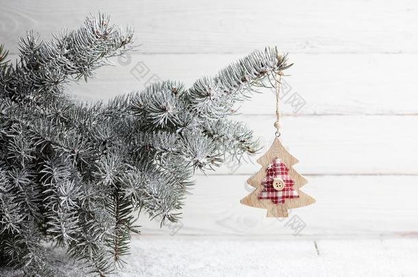 木制的树-合适的圣诞节玩具绞死向下雪的树枝