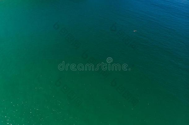 海滩和结晶清楚的水