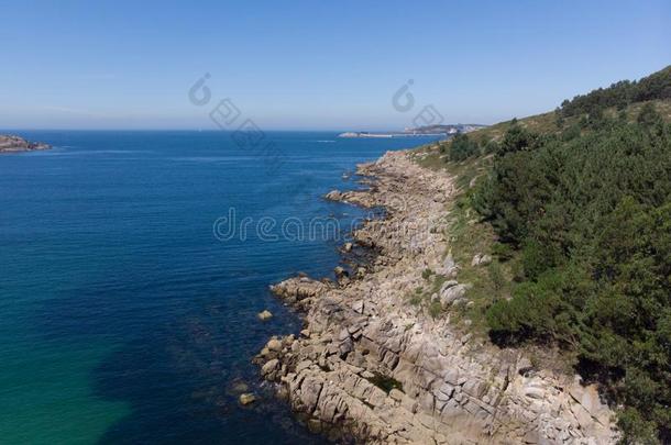 海岸和结晶清楚的水