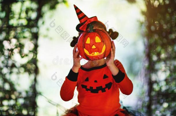 幸福的万圣节前夕!可怕的令人毛骨悚然的小孩女孩采用pumpk采用戏装