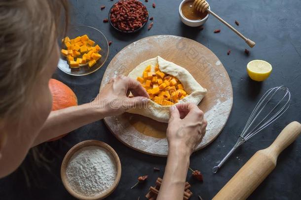 女人制造南瓜馅饼和枸杞浆果.超级食品烹饪.