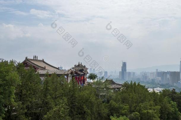中国人住宅向小山在旁边黄色的河采用兰州,甘肃,Ch采用a