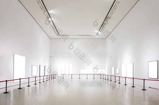艺术画廊博物馆空白的框架陈列白色的剪下物小路是（be的三单形式