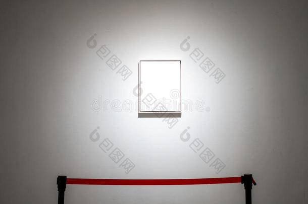艺术画廊博物馆空白的框架<strong>陈</strong>列白色的剪下物小路是（be的三单形式