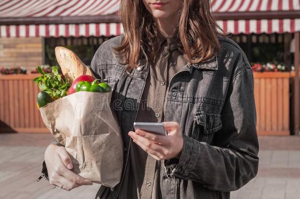 校核购物清单采用智能手机在期间购物为食物.attac缚上