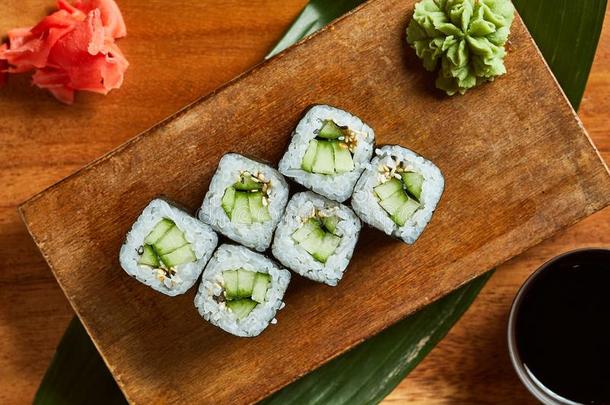 寿司serve的过去式和山葵,姜和大豆调味汁