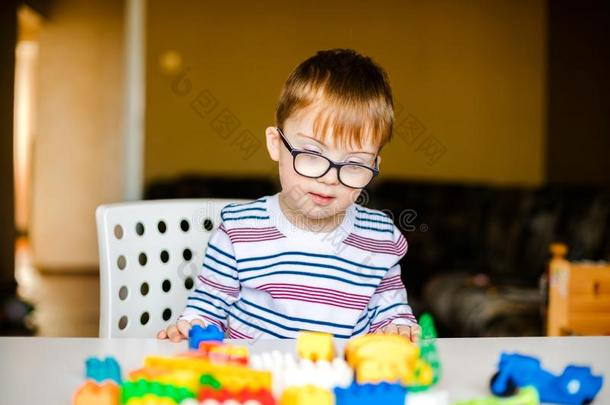 小的男孩采用指已提到的人眼镜和综合征黎明play采用g和色夫
