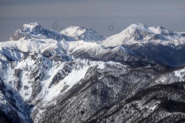 美丽的下雪的山<strong>山峰</strong>风景优美的冬风景.<strong>山峰</strong>英语字母表的第6个字母