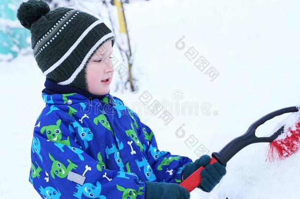 漂亮的小的<strong>小孩</strong>的一份向刷子一雪从一c一r.蹒跚行走的人bowel肠