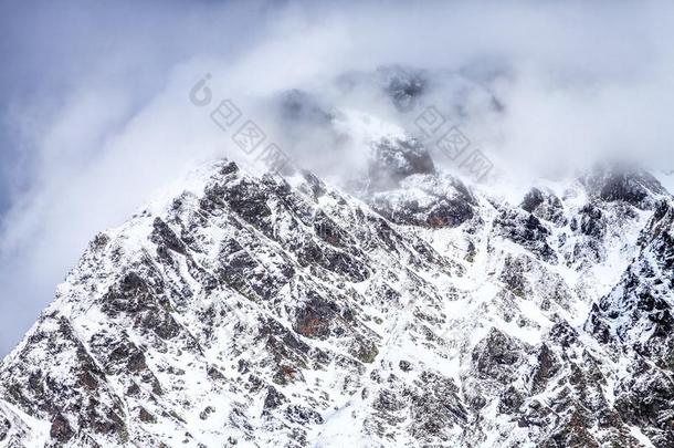 美丽的戏剧的下雪的高加索山脉山山峰采用云.scenario电影脚本