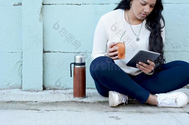 年幼的拉丁文女人喝饮料传统的巴拉圭茶伙伴茶水和表