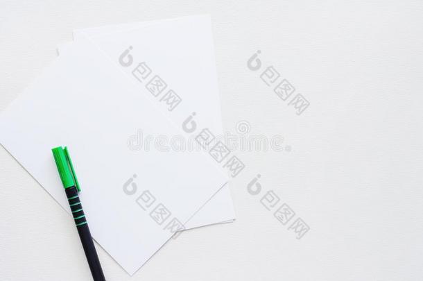空白的纸<strong>卡片</strong>和笔向白色的背景
