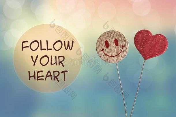 跟随你的心和心和微笑表情符号