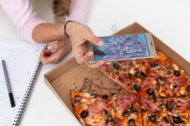 年幼的十几岁的青少年女孩迷人的一<strong>照片</strong>关于她me一l-一盒关于pizz一