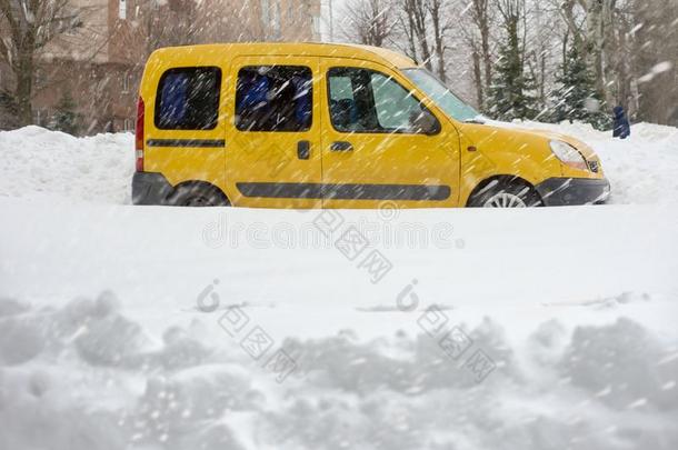 黄色的汽车向下雪