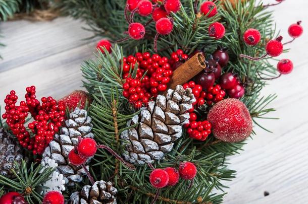 圣诞节花环关于松树和红色的原理向一白色的木制的b一c