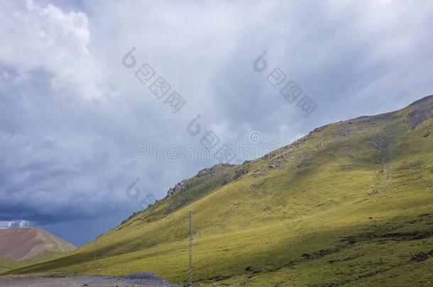 山和草地在近处祁连,<strong>青海</strong>,中国