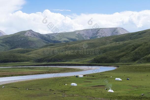 游牧的帐篷在旁边河向草地采用Q采用ghai,Ch采用a