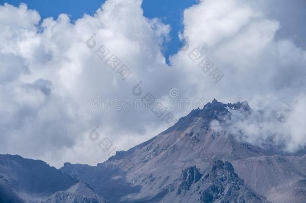 山大量的在旁边云在近处祁连,青海,中国