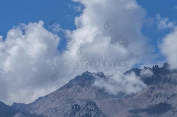 山大量的在旁边云在近处祁连,青海,中国